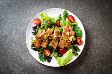 ızgara tavuk salata sebze - sağlıklı gıda tarzı ile