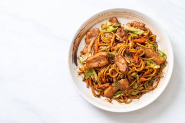 tavada kızartılmış yakisoba noodle pork - Asya gıda tarzı ile