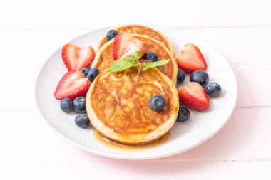 taze yaban mersini, taze çilek ve bal ile sufle gözleme