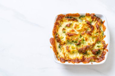 Peynirli fırında karnabahar ve brokoli graten