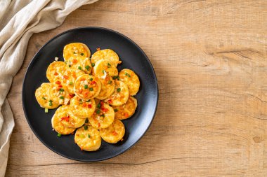 Sahanda yumurta yumuşak tofu sarımsak - sağlıklı, vegan ve sebze gıda tarzı