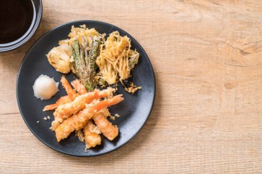 karides tempura (hırpalanmış kızarmış karides) sebze - Japon gıda tarzı