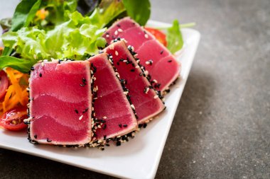 Taze ton balığı ve sebze salatası. Sağlıklı yemek.