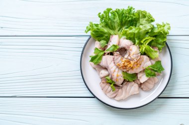 Soslu ve sebzeli haşlanmış balık sosu.