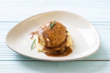 Ev yapımı soslu patates püresi.