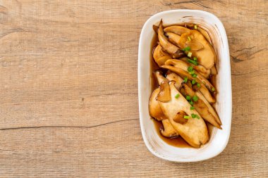 İstiridye soslu kızarmış kral istiridye mantarı. Sağlıklı, vejetaryen ya da vejetaryen yemek tarzı.