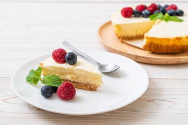 Ev yapımı cheesecake taze ahududu ve yaban mersini ile