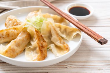 Japon gyoza 'sı ya da soya soslu hamur tatlısı.