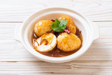 Tamarind soslu haşlanmış yumurta veya tatlı ve ekşi yumurta.