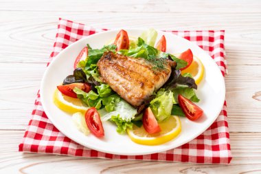 Izgara balık bifteği.