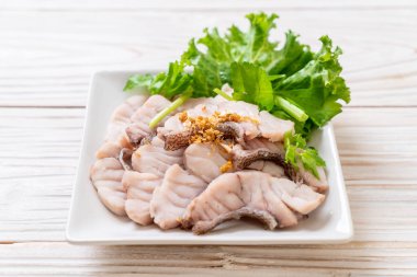 Soslu ve sebzeli haşlanmış balık sosu.