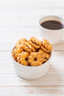 Hindistan cevizli bisküvi ve ananas reçeli.