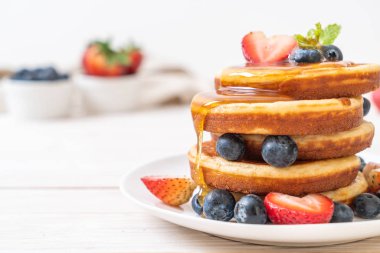 taze yaban mersini, taze çilek ve bal ile sufle gözleme