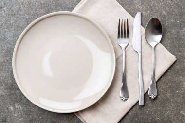 boş tabak kaşık çatal ve bıçak masada