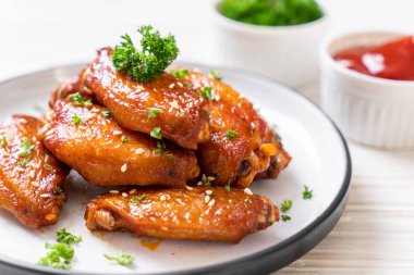 Beyaz susamlı ızgara tavuk kanadı.