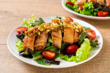 ızgara tavuk salata sebze - sağlıklı gıda tarzı ile