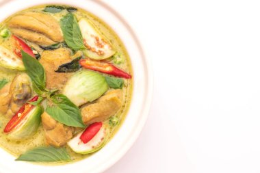 Roti ve beyaz arka plan üzerinde izole tavuk ile yeşil köri