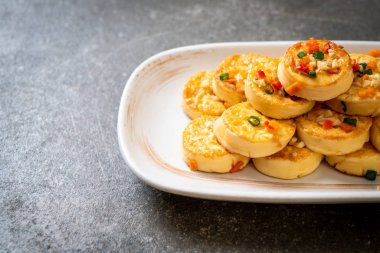 Sahanda yumurta yumuşak tofu sarımsak - sağlıklı, vegan ve sebze gıda tarzı