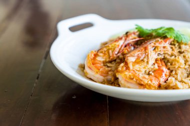 karides hamur plaka üzerinde kızarmış pilav