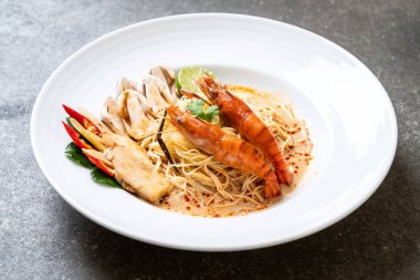 Baharatlı karides spagetti makarna (Tom Yum Goong) - İtalyan Füzyon gıda tarzı