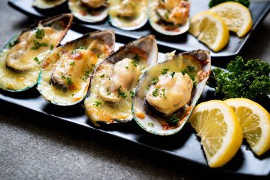 Peynirli taze midye.