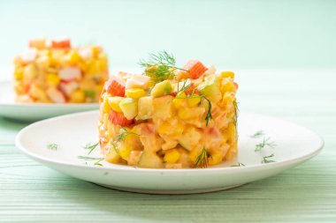 meyve salatası (elma, Mısır, papaya, ananas) - yengeç sopa ile karışık sağlıklı gıda tarzı