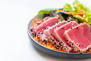 Taze ton balığı ve sebze salatası. Sağlıklı yemek.