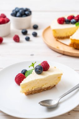 Ev yapımı cheesecake taze ahududu ve yaban mersini ile