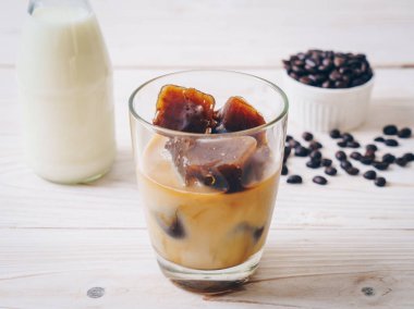 ahşap masa üzerinde sütlü kahve buz küpleri