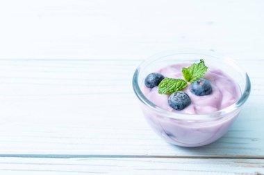 Taze yaban mersinli ev yapımı yoğurt