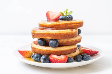 taze yaban mersini, taze çilek ve bal ile sufle gözleme