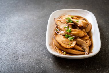 İstiridye soslu kızarmış kral istiridye mantarı. Sağlıklı, vejetaryen ya da vejetaryen yemek tarzı.