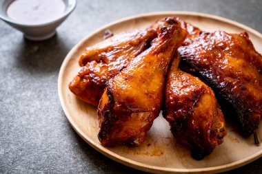 Masada ızgara ve ızgara tavuk.