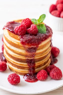 Taze ahududu ve frambuaz sos ile gözleme