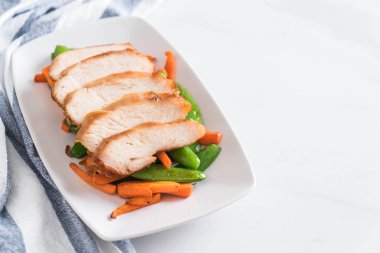 Yeşil bezelye ve havuç tablo ile ızgara tavuk