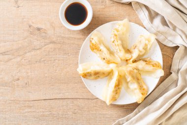 Japon gyoza 'sı ya da soya soslu hamur tatlısı.