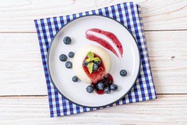 yoğurt puding taze yaban mersini - sağlıklı yemek ve tatlı ile