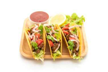 et ve beyaz arka plan üzerinde - Meksika yemeği stil izole sebze ile tacos