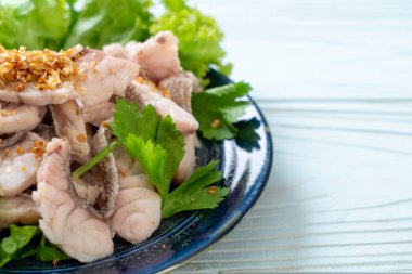 Soslu ve sebzeli haşlanmış balık sosu.