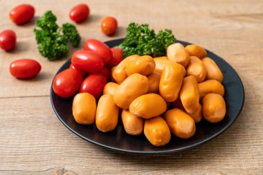 domuz eti kokteyl sosisi plaka üzerinde