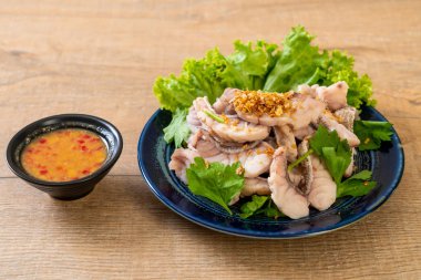 Soslu ve sebzeli haşlanmış balık sosu.