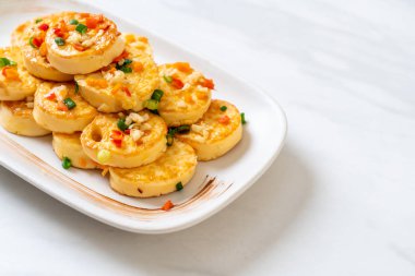 Sahanda yumurta yumuşak tofu sarımsak - sağlıklı, vegan ve sebze gıda tarzı