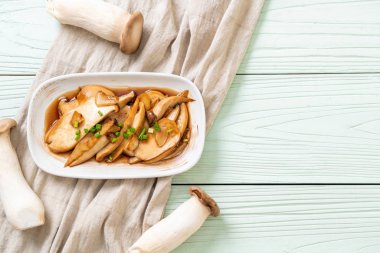 İstiridye soslu kızarmış kral istiridye mantarı. Sağlıklı, vejetaryen ya da vejetaryen yemek tarzı.