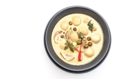 Beyaz arka plan üzerinde izole balık topu ile yeşil köri