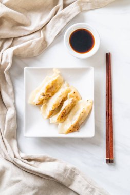 Japon gyoza 'sı ya da soya soslu hamur tatlısı.