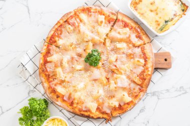 Tablo - İtalyan yemeği stil Hawai pizza