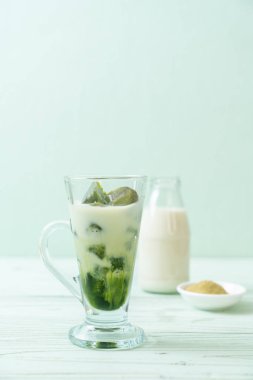Matcha yeşil çay buzlu cam sütlü