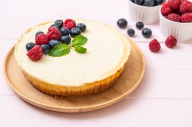 Ev yapımı cheesecake taze ahududu ve yaban mersini ile