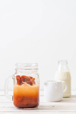 Tay çay buz küpü ile ahşap arka plan üzerinde süt