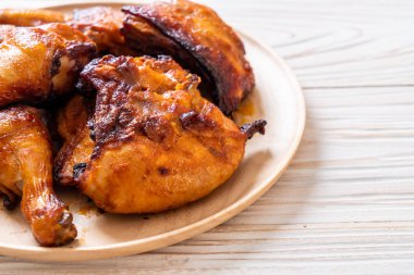 Masada ızgara ve ızgara tavuk.